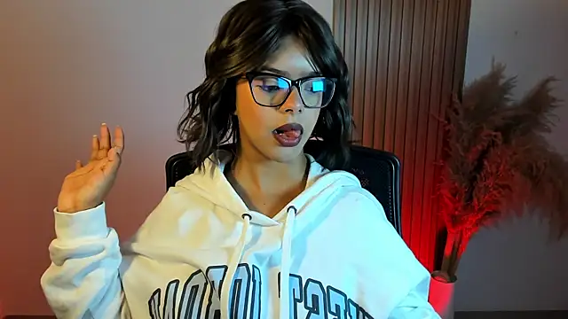 Snapshot of Milabrown_ chatting on 10-16-25, 01:45 Milabrown online show from 10-16-25, 01:45