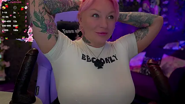 Snapshot of BlackedBarbie chatting on 10-16-25, 07:04 BlackedBarbie online show from 10-16-25, 07:04
