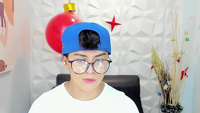 Snapshot of Sam_Daves chatting on 12-18-25, 12:55 Sam Daves online show from 12-18-25, 12:55