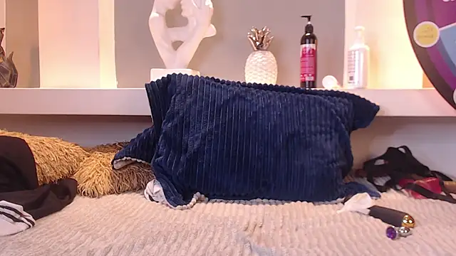 milu w4llace online show from 03-17-25, 11:54