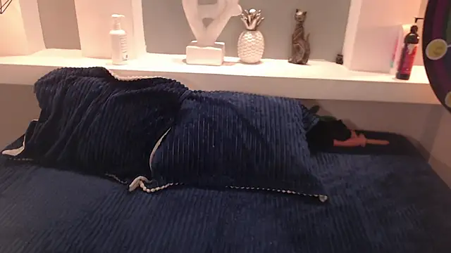 milu w4llace online show from 10-30-25, 04:36