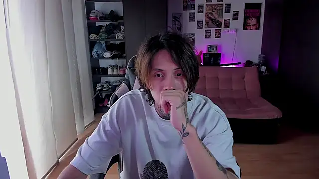 Snapshot of xIce_Boy chatting on 05-13-26, 07:33 xIce Boy online show from 05-13-26, 07:33