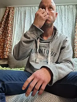 Snapshot of svenpfeifer chatting on 12-20-25, 02:35 svenpfeifer online show from 12-20-25, 02:35