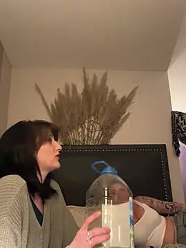 2brokegirlz online show from 03-11-25, 06:00