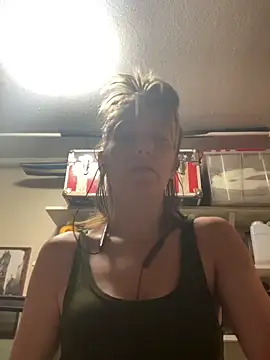 2brokegirlz online show from 12-21-25, 10:39