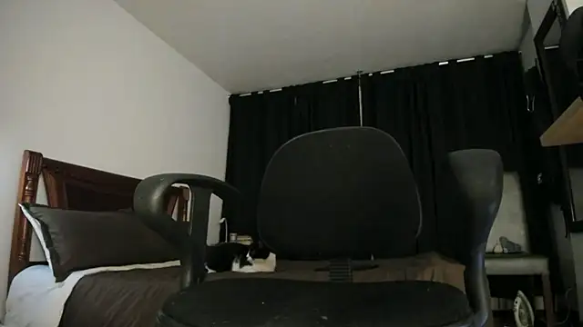 Hat girl online show from 01-15-26, 04:06