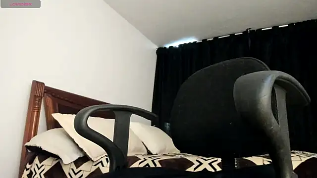 Snapshot of Hat_girl chatting on 05-12-26, 09:45 Hat girl online show from 05-12-26, 09:45