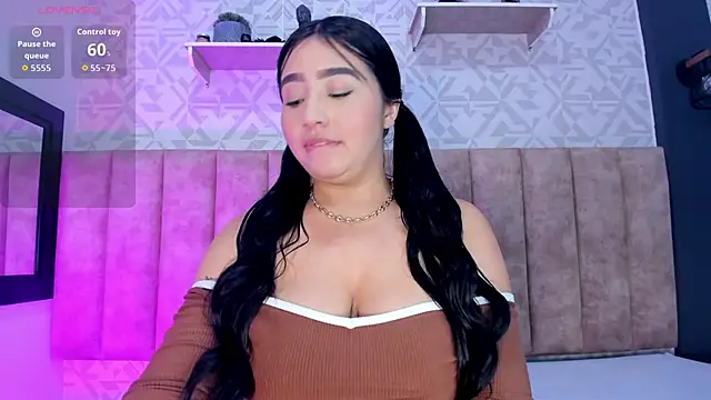 Snapshot of MelinaCruz chatting on 10-10-25, 04:33 MelinaCruz online show from 10-10-25, 04:33