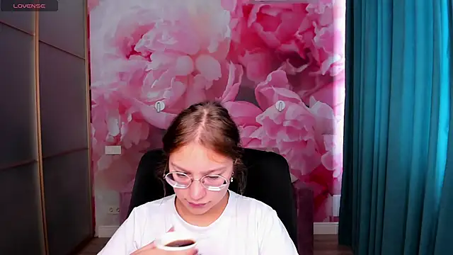 AngelinaLow online show from 09-28-25, 11:26