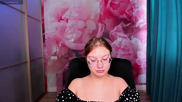 AngelinaLow online show from 10-05-25, 05:28