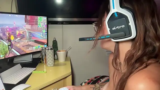 Snapshot of SpaceCowWhore chatting on 09-29-25, 01:11 SpaceCowWhore online show from 09-29-25, 01:11