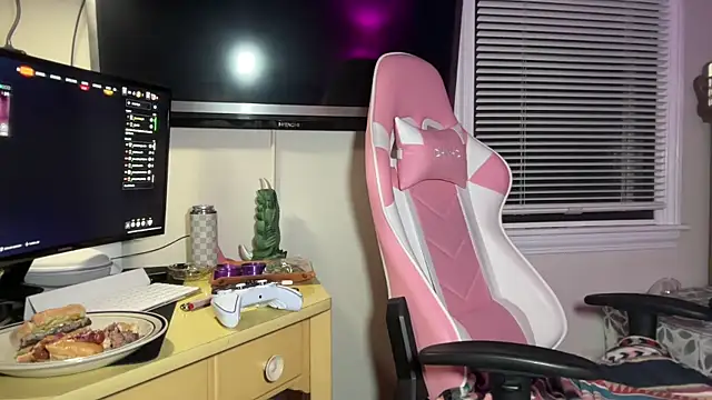 Snapshot of SpaceCowWhore chatting on 10-01-25, 12:05 SpaceCowWhore online show from 10-01-25, 12:05