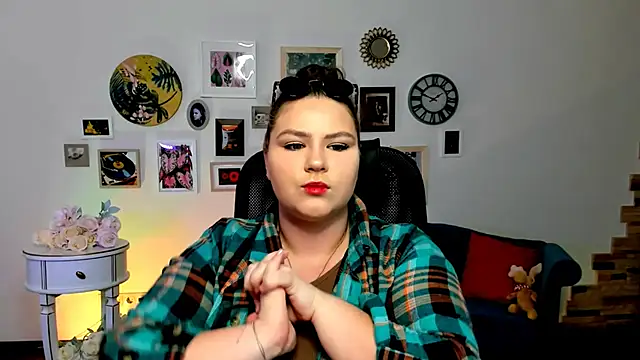 Snapshot of FlorenceAnderson chatting on 03-22-25, 12:46 FlorenceAnderson online show from 03-22-25, 12:46