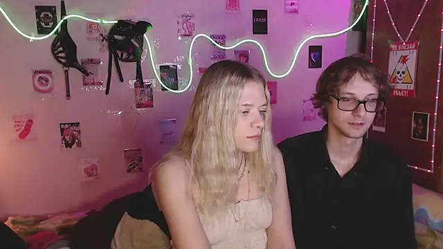 Snapshot of Your_Horny_Friends chatting on 10-12-25, 04:39 Your Horny Friends online show from 10-12-25, 04:39