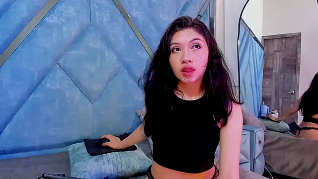 LauryAndNarem69 online show from 10-12-25, 06:56