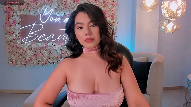 Snapshot of CandaseRussell chatting on 10-25-25, 08:03 CandaseRussell online show from 10-25-25, 08:03