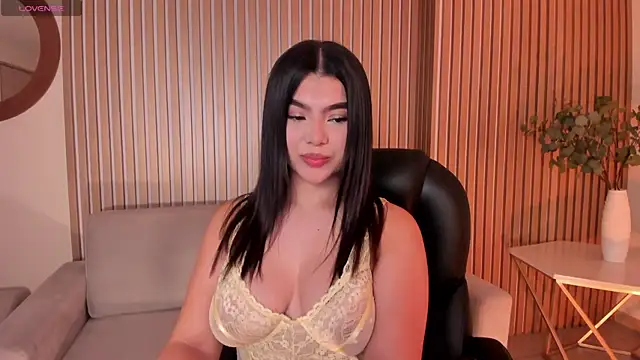 Snapshot of CandaseRussell chatting on 11-17-25, 01:22 CandaseRussell online show from 11-17-25, 01:22