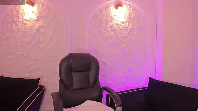 Snapshot of CandaseRussell chatting on 12-15-25, 01:10 CandaseRussell online show from 12-15-25, 01:10