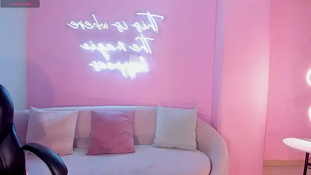 Snapshot of CandaseRussell chatting on 02-28-26, 08:10 CandaseRussell online show from 02-28-26, 08:10