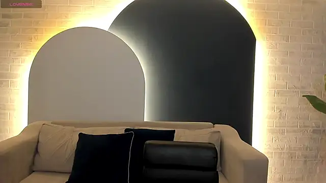 MaiaCollins online show from 11-23-25, 04:40