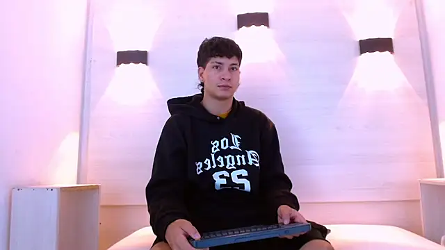 Jhojan twink online show from 12-19-25, 01:18