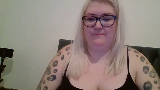 Snapshot of Sizzling_Indie36 chatting on 03-21-25, 11:34 Sizzling Indie36 online show from 03-21-25, 11:34