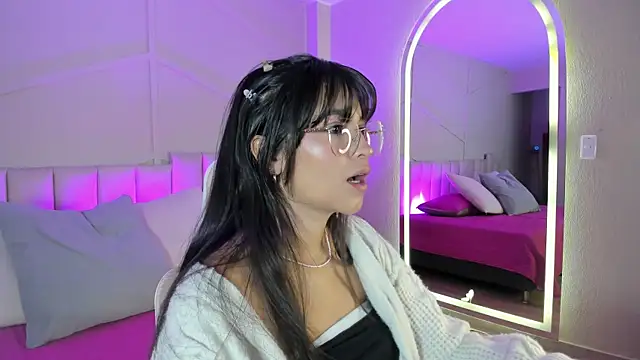 Snapshot of Eimmy_bm chatting on 10-13-25, 07:03 Eimmy bm online show from 10-13-25, 07:03