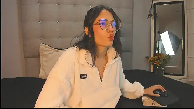 Snapshot of Moon__April chatting on 11-24-25, 07:24 Moon April online show from 11-24-25, 07:24