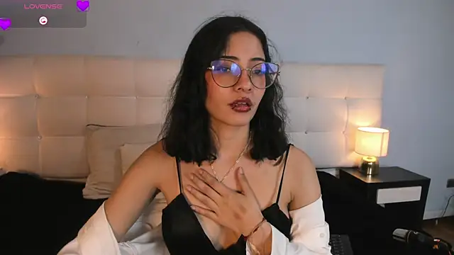 Snapshot of Moon__April chatting on 12-17-25, 08:37 Moon April online show from 12-17-25, 08:37