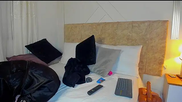 angelinarouse  online show from 12-17-25, 06:19