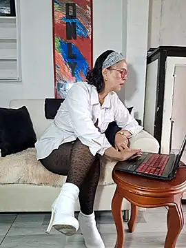 Amadamilf1980 online show from 09-18-25, 08:00