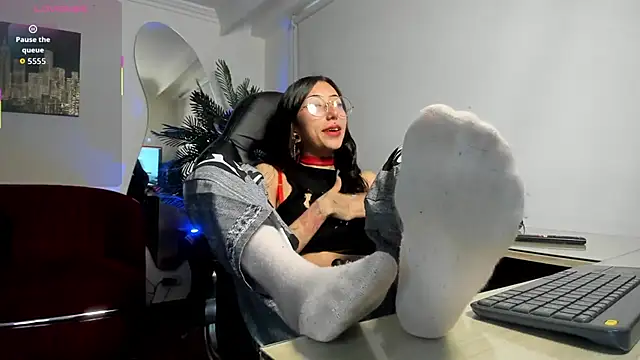 Snapshot of Laila_Angels chatting on 12-18-25, 07:20 Laila Angels online show from 12-18-25, 07:20