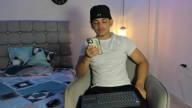 Snapshot of samxx_muscle chatting on 09-24-25, 02:09 samxx muscle online show from 09-24-25, 02:09