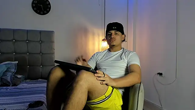 Snapshot of samxx_muscle chatting on 10-04-25, 12:58 samxx muscle online show from 10-04-25, 12:58