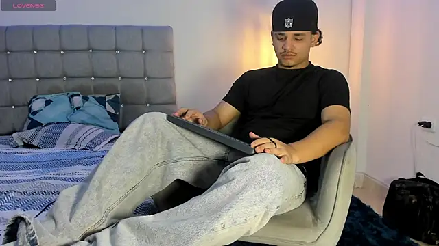 Snapshot of samxx_muscle chatting on 10-08-25, 01:42 samxx muscle online show from 10-08-25, 01:42