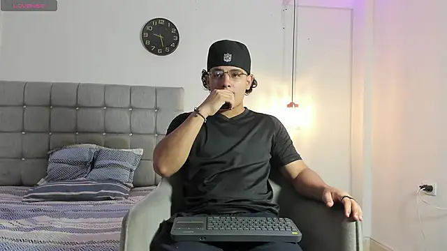 Snapshot of samxx_muscle chatting on 10-27-25, 02:43 samxx muscle online show from 10-27-25, 02:43