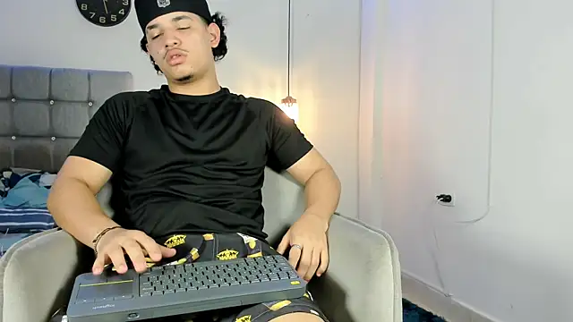 Snapshot of samxx_muscle chatting on 11-08-25, 01:00 samxx muscle online show from 11-08-25, 01:00