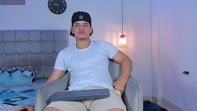 Snapshot of samxx_muscle chatting on 11-10-25, 12:48 samxx muscle online show from 11-10-25, 12:48