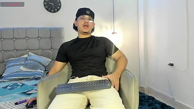 Snapshot of samxx_muscle chatting on 11-15-25, 01:40 samxx muscle online show from 11-15-25, 01:40