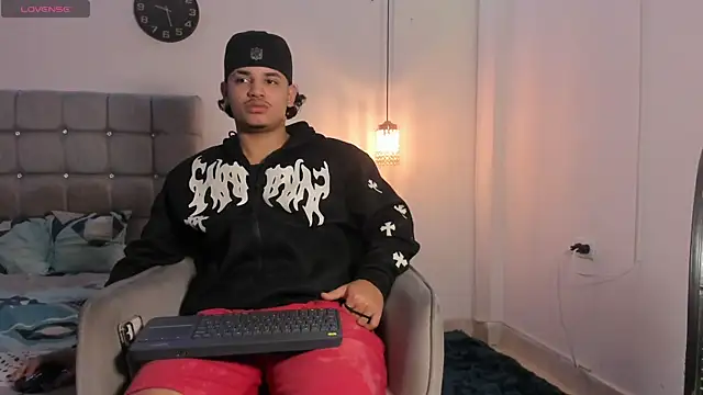 Snapshot of samxx_muscle chatting on 11-28-25, 02:09 samxx muscle online show from 11-28-25, 02:09