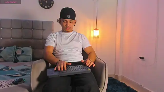 Snapshot of samxx_muscle chatting on 11-29-25, 01:03 samxx muscle online show from 11-29-25, 01:03