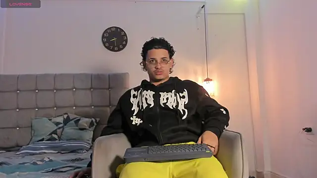 Snapshot of samxx_muscle chatting on 12-05-25, 01:31 samxx muscle online show from 12-05-25, 01:31