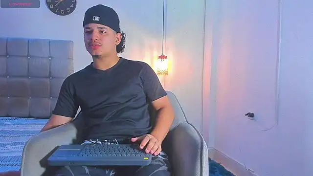 Snapshot of samxx_muscle chatting on 12-18-25, 01:39 samxx muscle online show from 12-18-25, 01:39