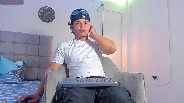 samxx muscle online show from 12-21-25, 01:07