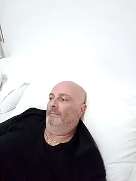 Snapshot of Alexis_Bull chatting on 10-04-25, 04:05 Alexis Bull online show from 10-04-25, 04:05