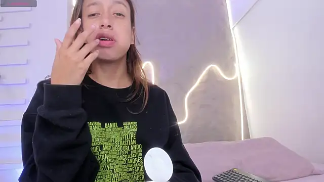 Snapshot of Dulce_Quintana chatting on 11-27-25, 12:18 Dulce Quintana online show from 11-27-25, 12:18