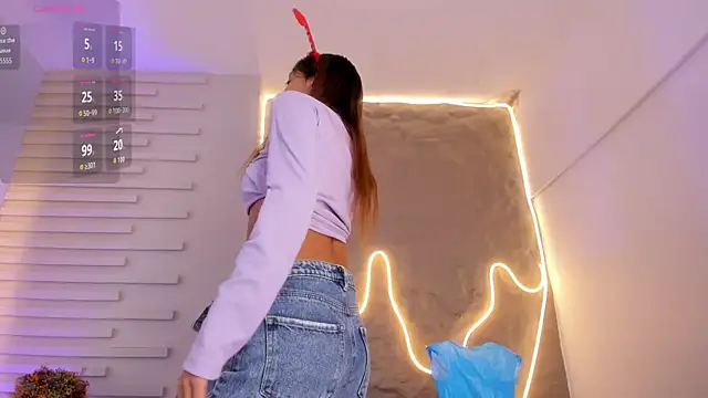 Snapshot of Dulce_Quintana chatting on 12-15-25, 12:31 Dulce Quintana online show from 12-15-25, 12:31