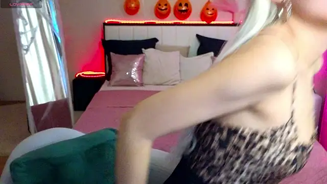 LinaLirian online show from 10-26-25, 01:39