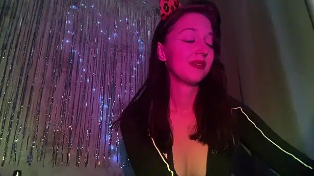 Snapshot of YourTemptation_ chatting on 12-21-25, 10:11 YourTemptation online show from 12-21-25, 10:11