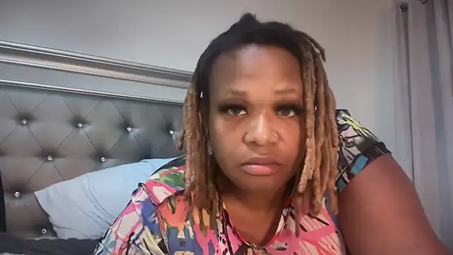 Snapshot of RoyalQueen2u chatting on 05-18-26, 12:07 RoyalQueen2u online show from 05-18-26, 12:07